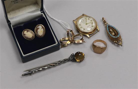 A gentlemans 9ct gold wrist watch and five other items of jewellery including 9ct gold brooch.